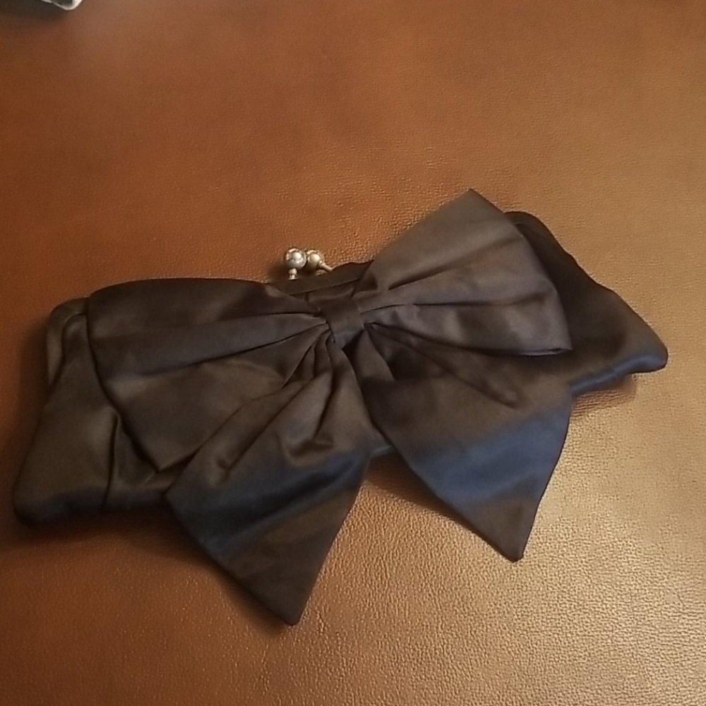 La Regale Bow Clutch